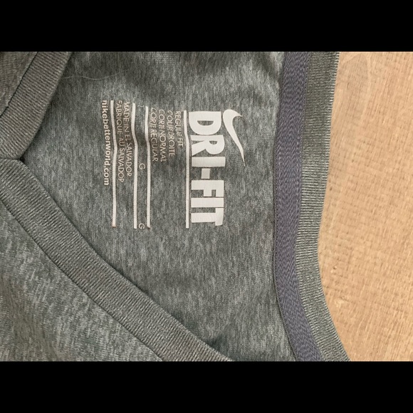 Nike T-shirt - Picture 2 of 3